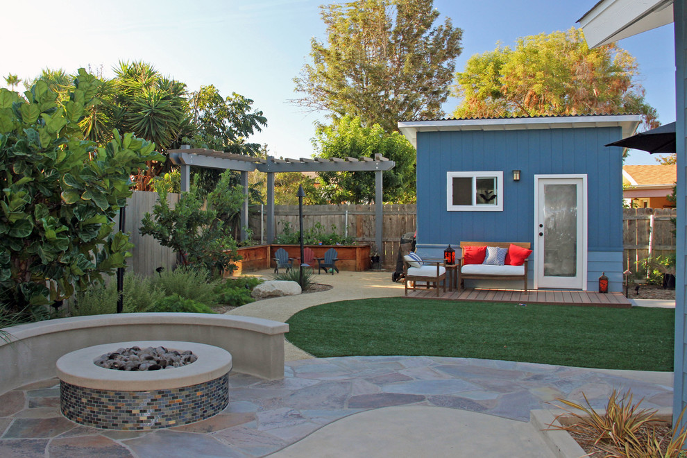 Modelo de patio de estilo americano de tamaño medio en patio trasero con huerto, granito descompuesto y pérgola