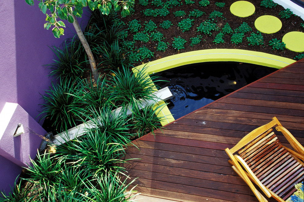 Cette image montre une petite terrasse design avec un point d'eau et une cour.