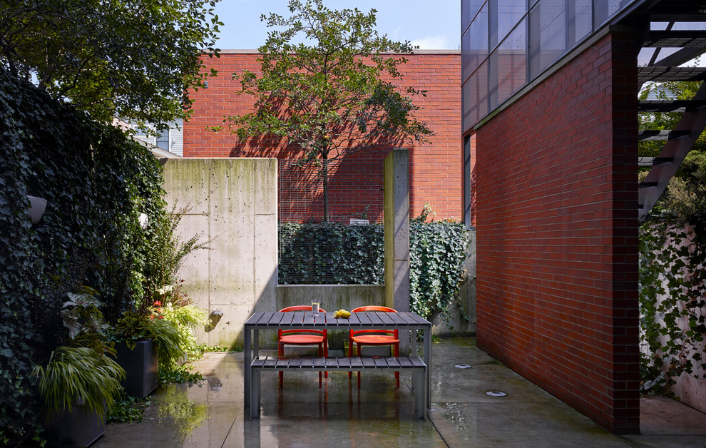 Idee per un patio o portico industriale con lastre di cemento, nessuna copertura e scale