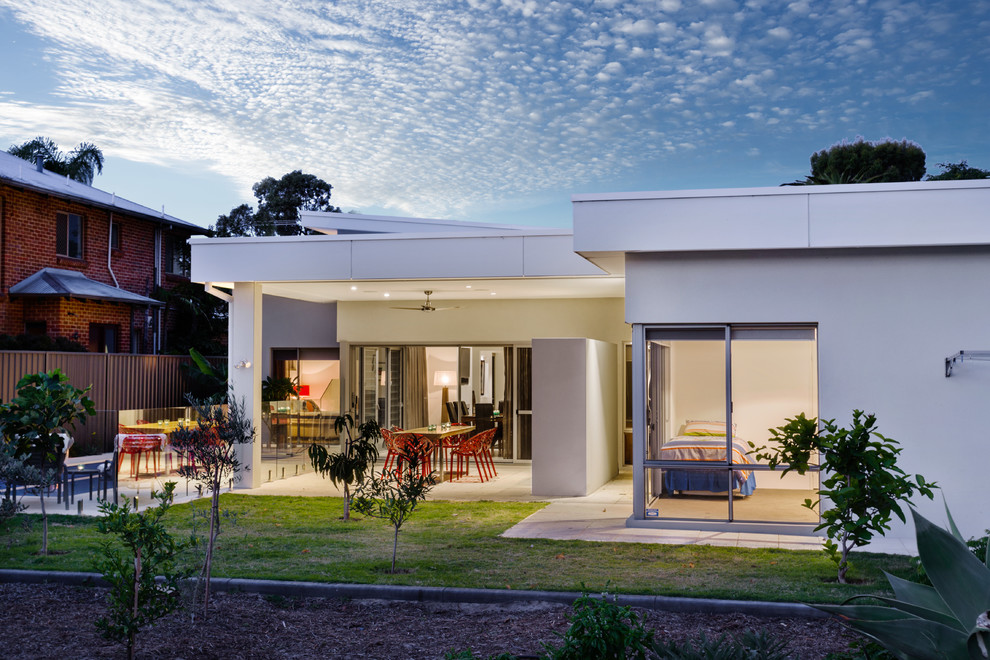 Großer, Überdachter Moderner Patio hinter dem Haus mit Wasserspiel und Natursteinplatten in Perth