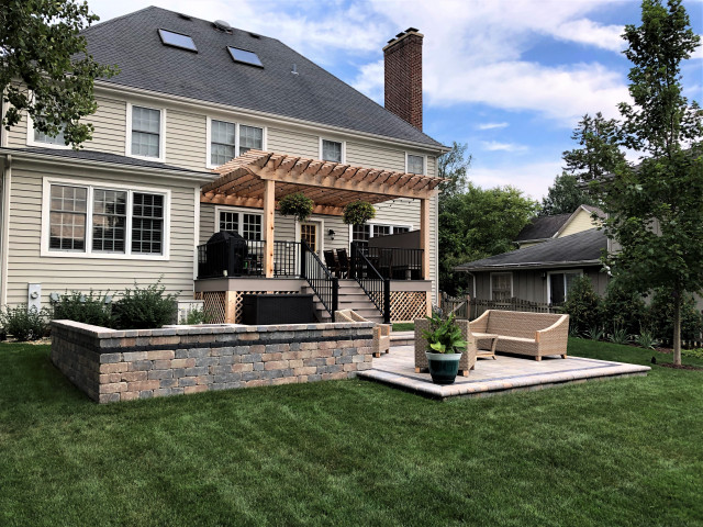 Clarendon Hills Composite Deck With Pergola And Paver Patio Classique Chic Terrasse Et Patio