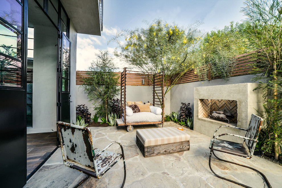 Ejemplo de patio contemporáneo sin cubierta en patio lateral con adoquines de piedra natural