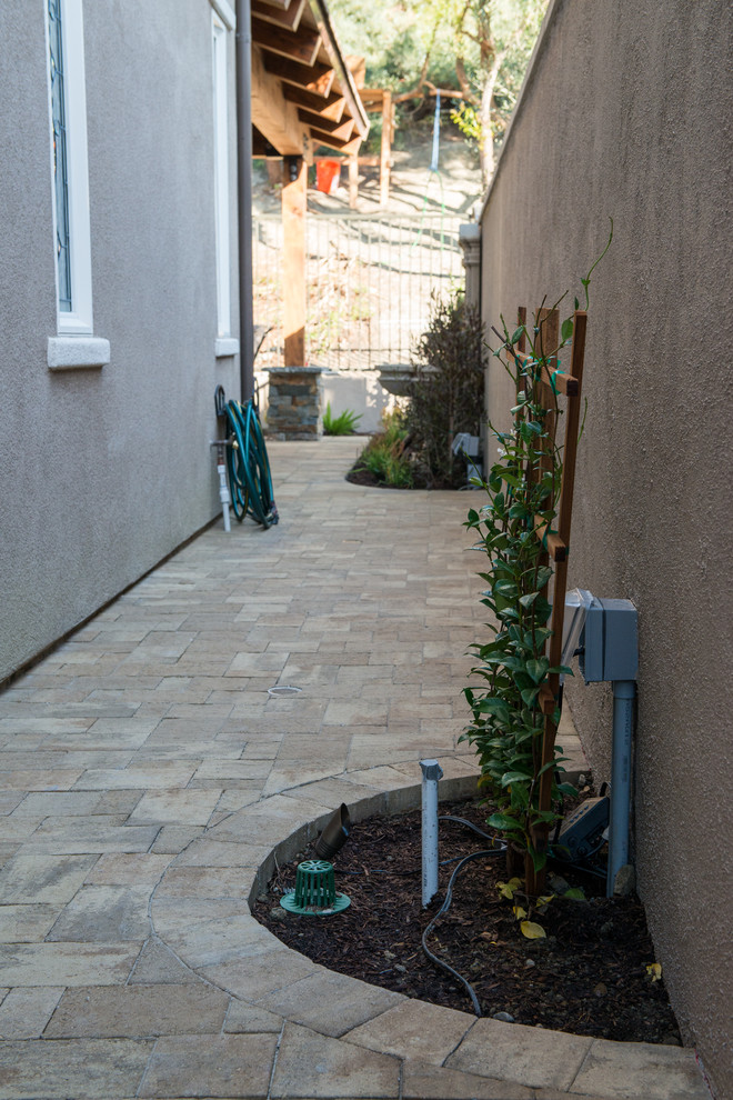 Foto di un patio o portico tradizionale di medie dimensioni e dietro casa con pavimentazioni in pietra naturale e una pergola