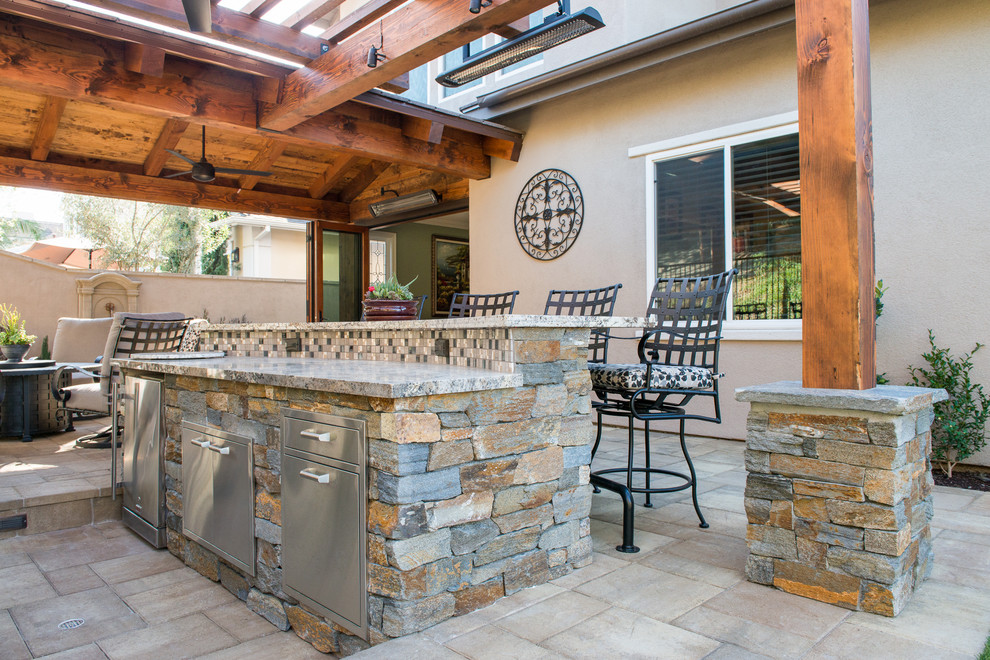 Mittelgroße Klassische Pergola hinter dem Haus mit Outdoor-Küche und Natursteinplatten in Orange County