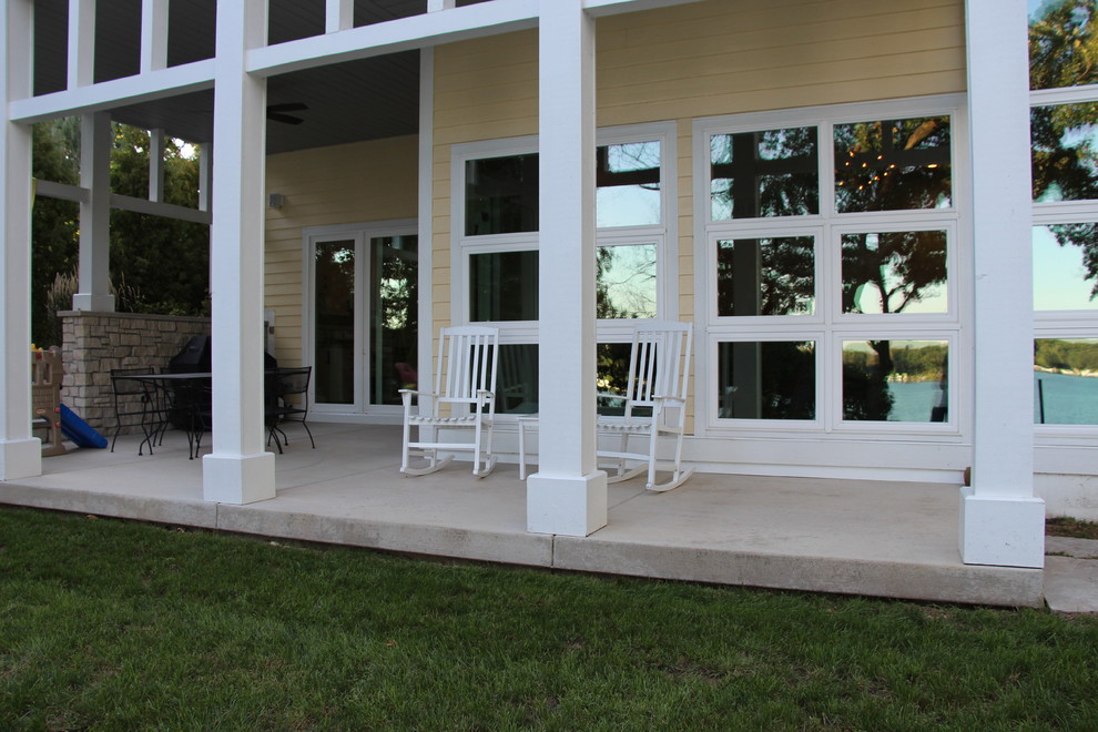 Foto di un patio o portico contemporaneo di medie dimensioni e dietro casa con lastre di cemento e un tetto a sbalzo