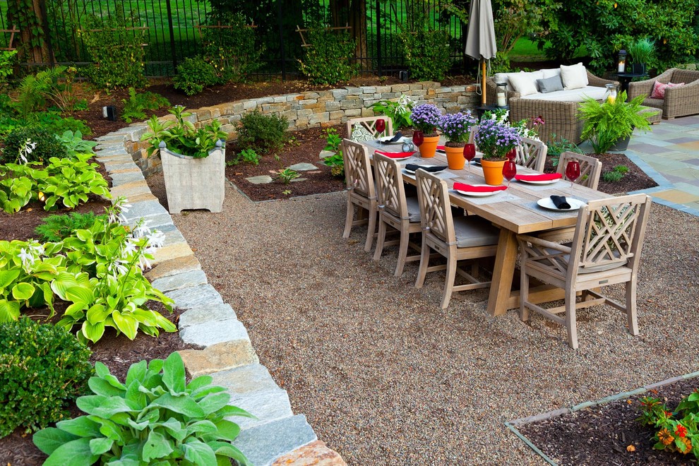 Diseño de patio tradicional de tamaño medio sin cubierta en patio trasero con brasero y adoquines de piedra natural