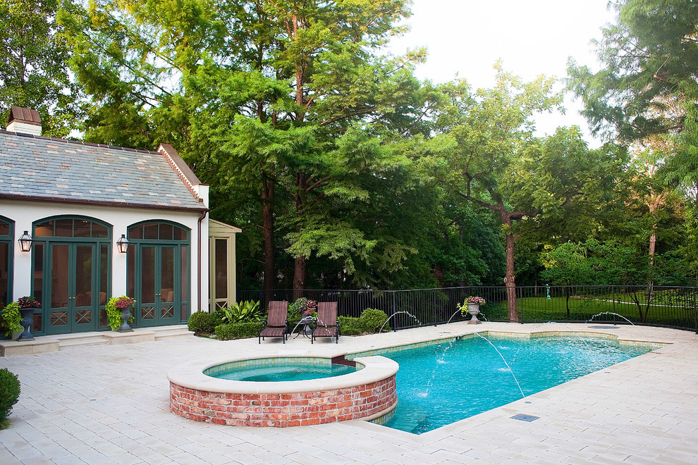 Пример оригинального дизайна: беседка во дворе частного дома среднего размера на заднем дворе в классическом стиле с фонтаном и покрытием из каменной брусчатки