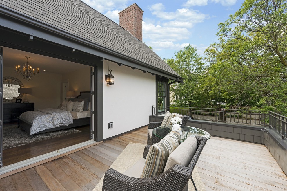 Источник вдохновения для домашнего уюта: двор среднего размера на боковом дворе в классическом стиле с настилом без защиты от солнца