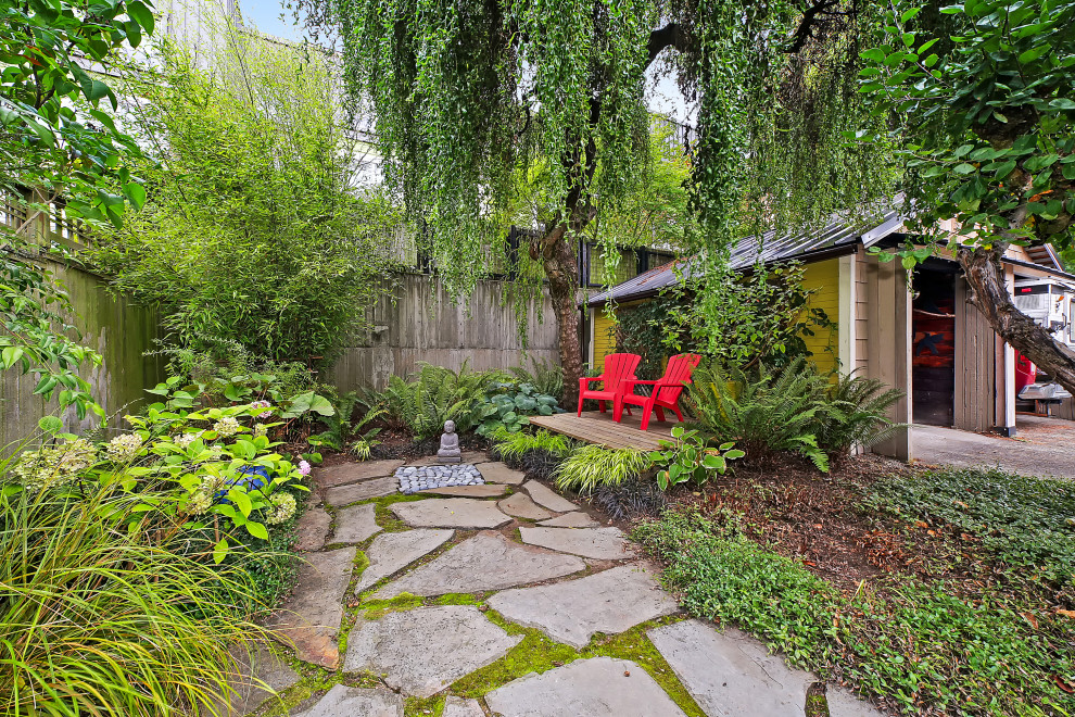 Свежая идея для дизайна: двор на заднем дворе в стиле кантри с покрытием из каменной брусчатки - отличное фото интерьера