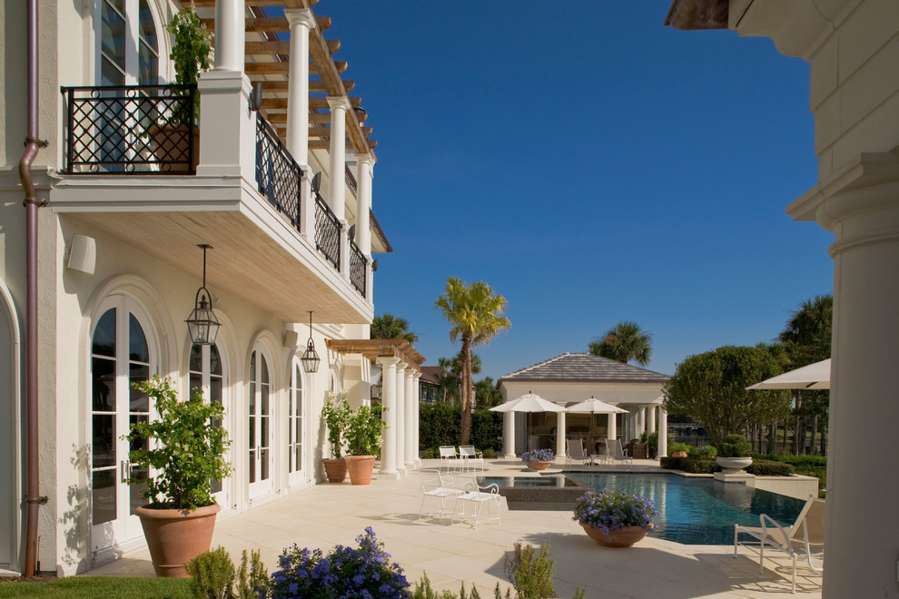 Immagine di un grande patio o portico mediterraneo dietro casa con un gazebo o capanno