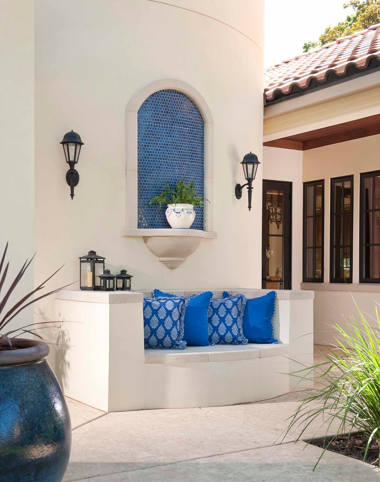 Стильный дизайн: двор на заднем дворе в средиземноморском стиле без защиты от солнца - последний тренд