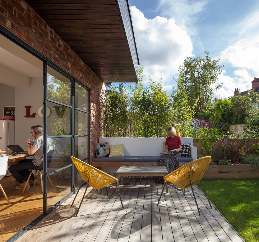 Свежая идея для дизайна: маленький двор на заднем дворе в современном стиле с настилом и навесом для на участке и в саду - отличное фото интерьера
