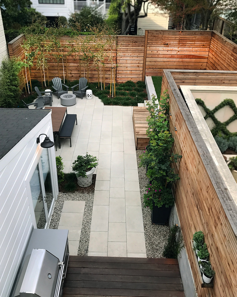 Пример оригинального дизайна: маленький двор на заднем дворе в современном стиле с покрытием из бетонных плит и местом для костра без защиты от солнца для на участке и в саду
