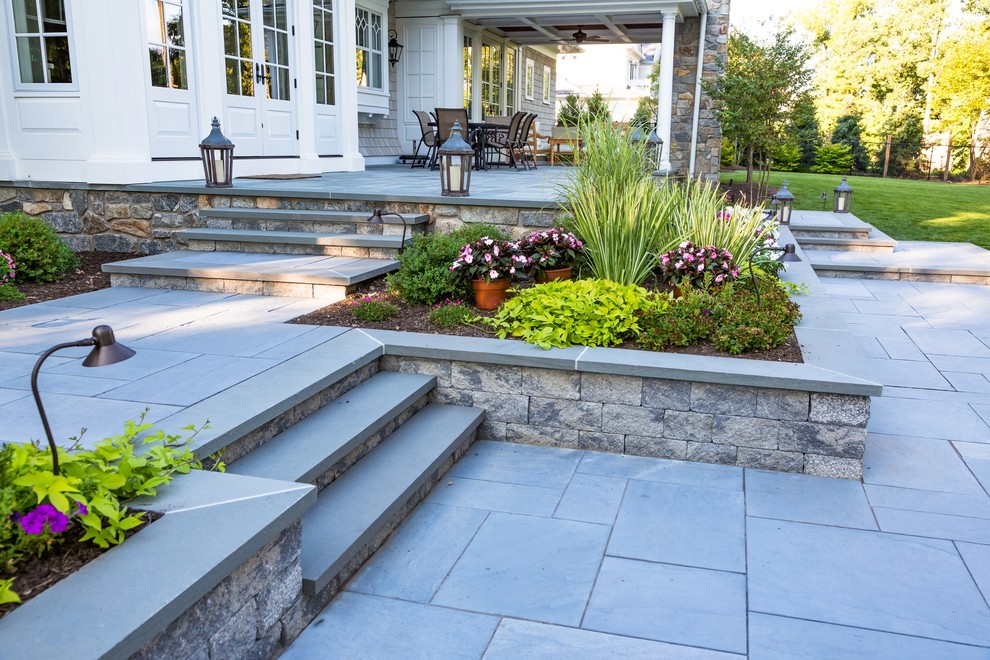 Diseño de patio clásico grande sin cubierta en patio trasero con cocina exterior y adoquines de piedra natural