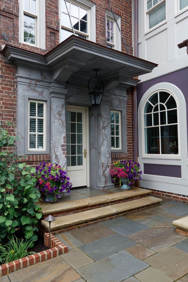 Идея дизайна: большой двор на заднем дворе в классическом стиле с покрытием из каменной брусчатки и козырьком