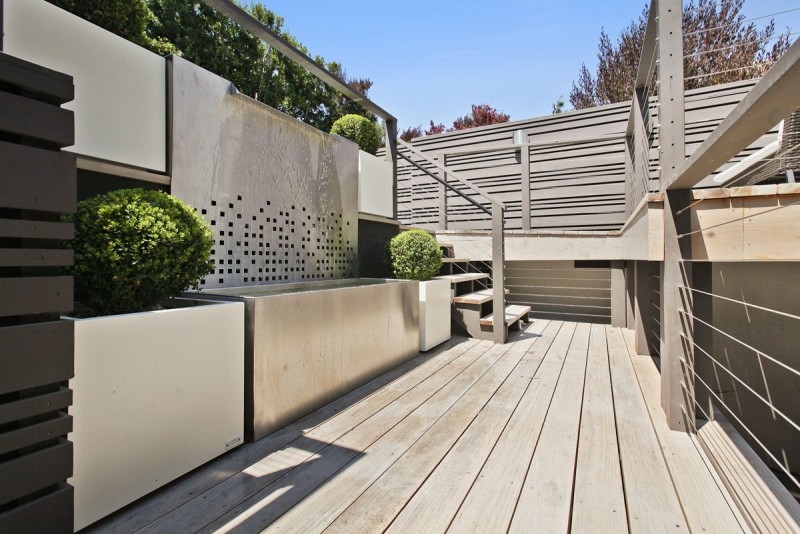 Großer, Unbedeckter Moderner Patio mit Wasserspiel und Dielen in San Francisco