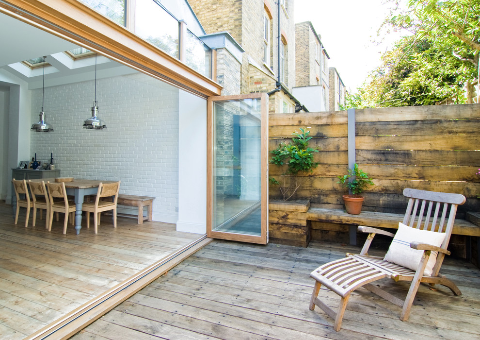 Kleiner Moderner Patio hinter dem Haus mit Kübelpflanzen und Dielen in London