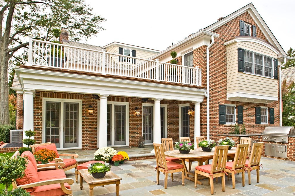Стильный дизайн: двор среднего размера на заднем дворе в классическом стиле с покрытием из плитки и зоной барбекю без защиты от солнца - последний тренд