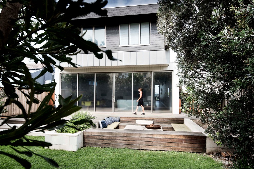 Inspiration pour une terrasse en bois design avec un foyer extérieur.