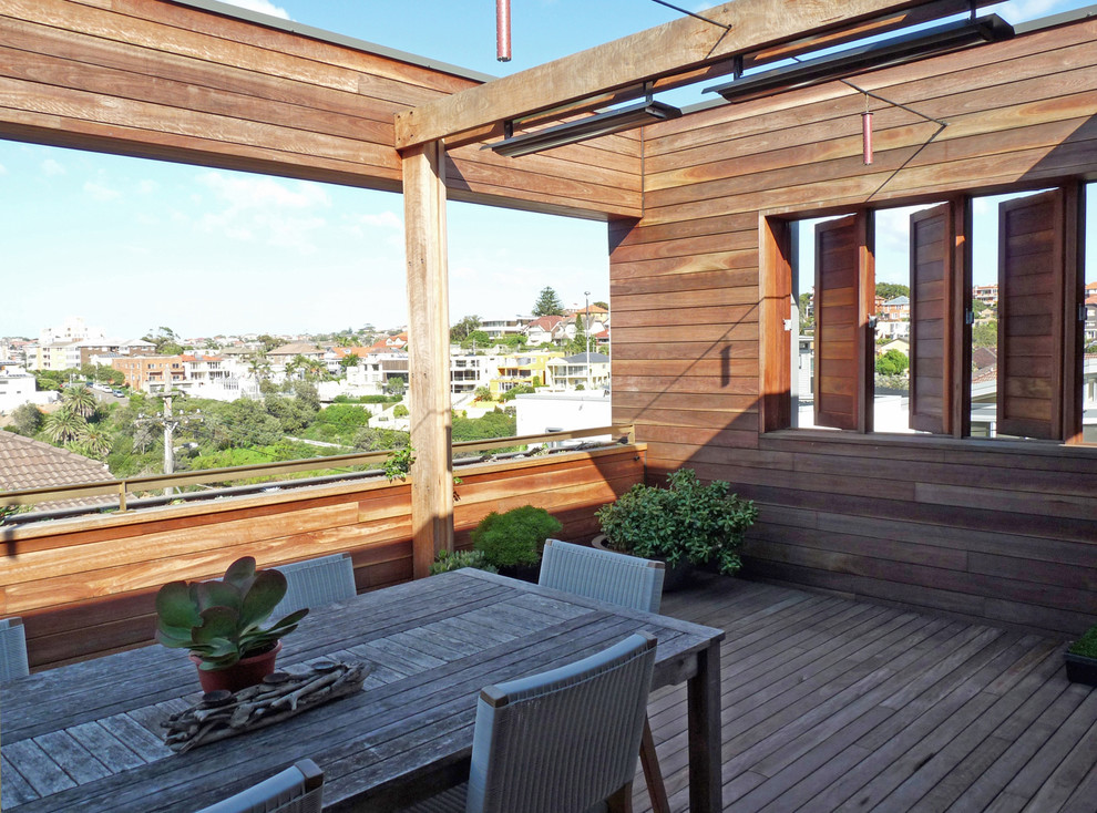 Réalisation d'une terrasse en bois avant design de taille moyenne avec un auvent.