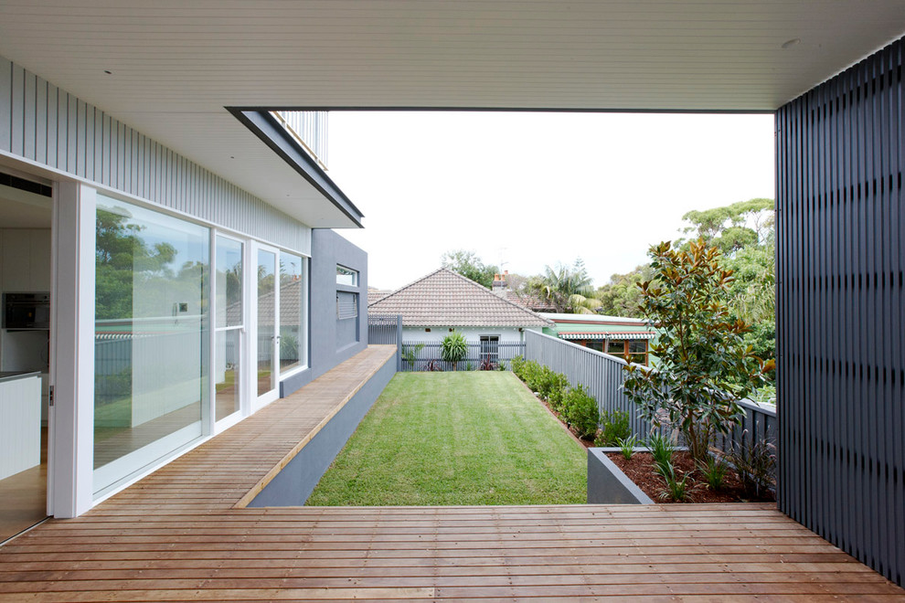 Идея дизайна: двор среднего размера на заднем дворе в современном стиле с настилом
