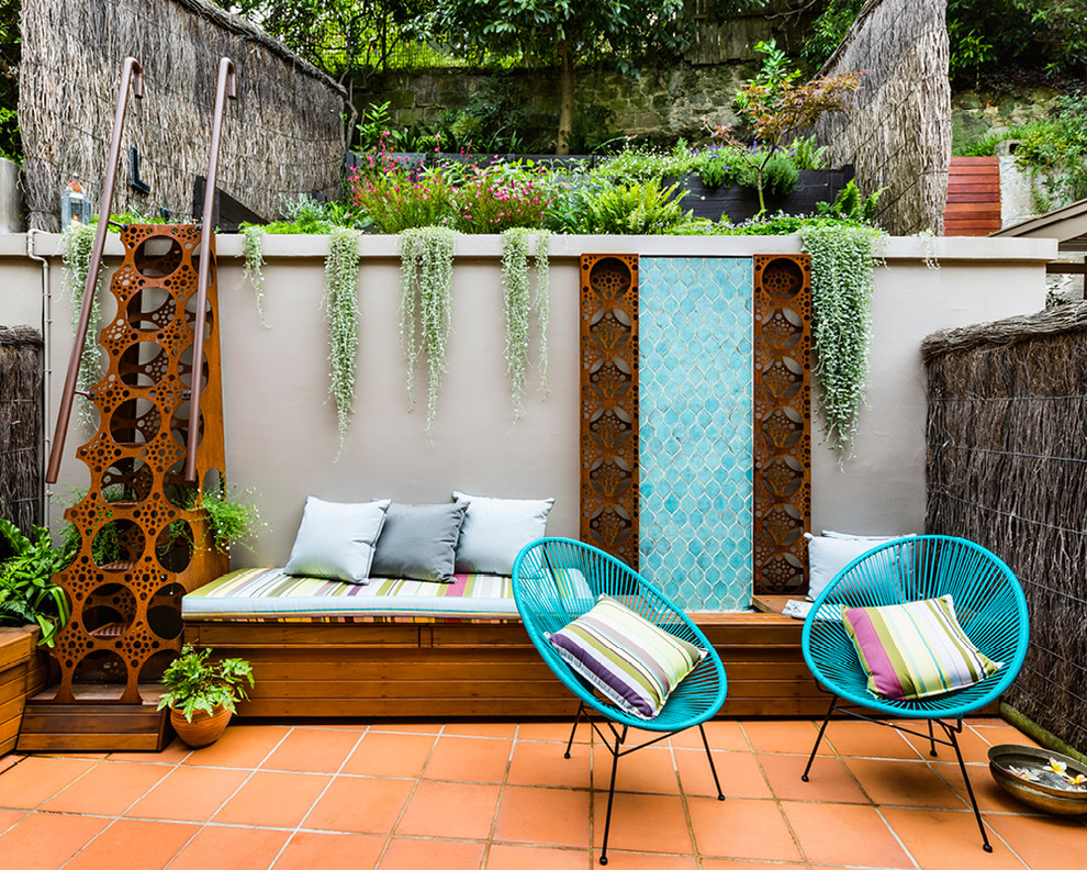 Immagine di un piccolo patio o portico eclettico in cortile con fontane