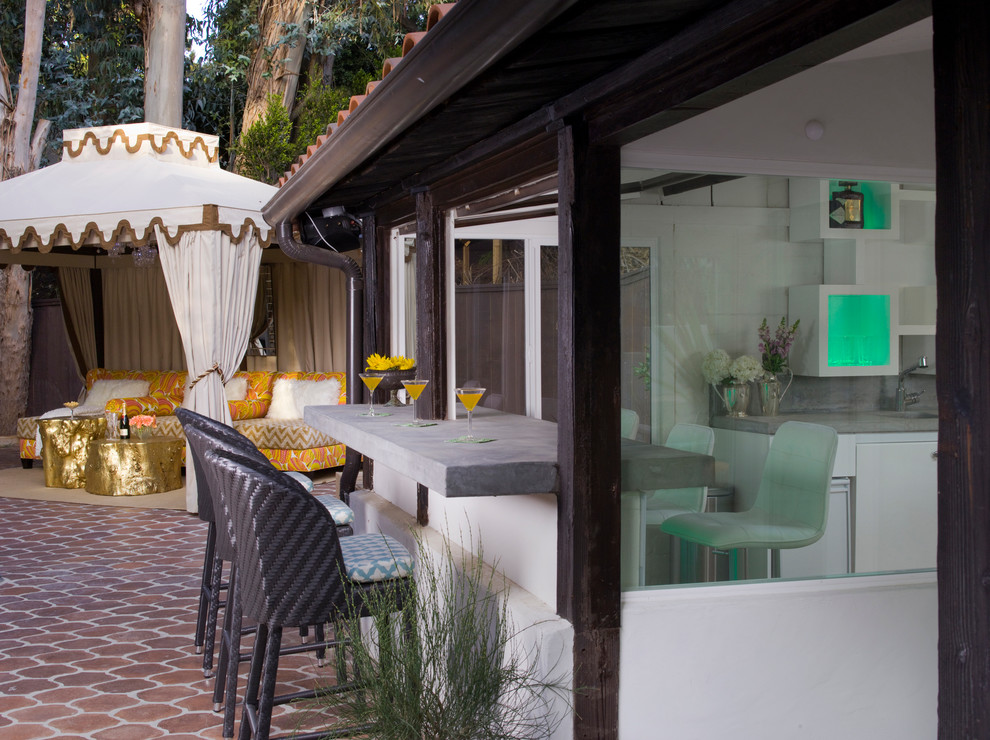 ロサンゼルスにある地中海スタイルのおしゃれなテラス・中庭 (タイル敷き) の写真