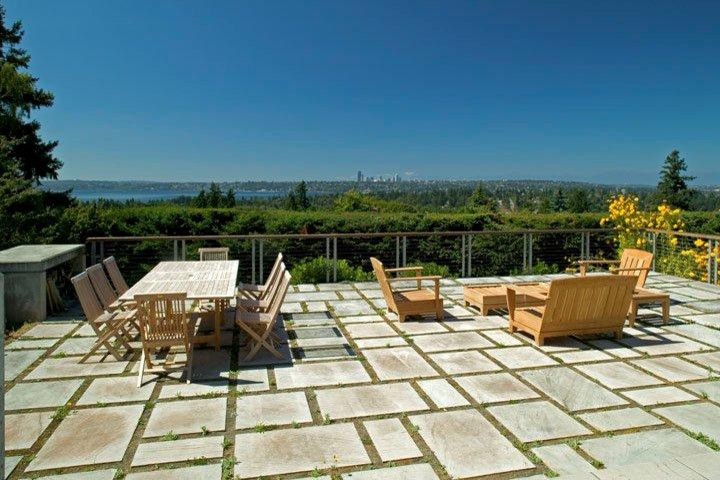 Example of a minimalist patio design in Seattle