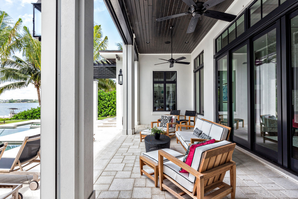 Großer, Überdachter Moderner Patio hinter dem Haus mit Betonboden in Miami