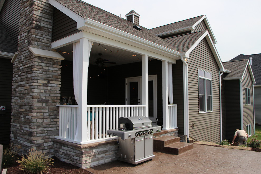 Пример оригинального дизайна: большой двор на заднем дворе в стиле кантри с летней кухней, покрытием из каменной брусчатки и навесом