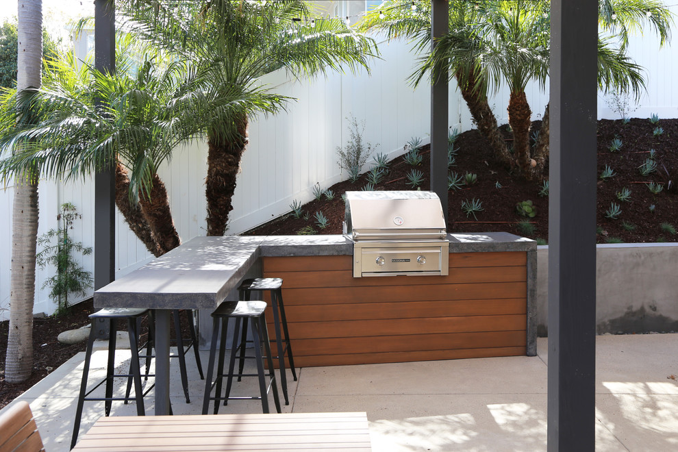 Пример оригинального дизайна: пергола во дворе частного дома на заднем дворе в стиле модернизм с покрытием из бетонных плит
