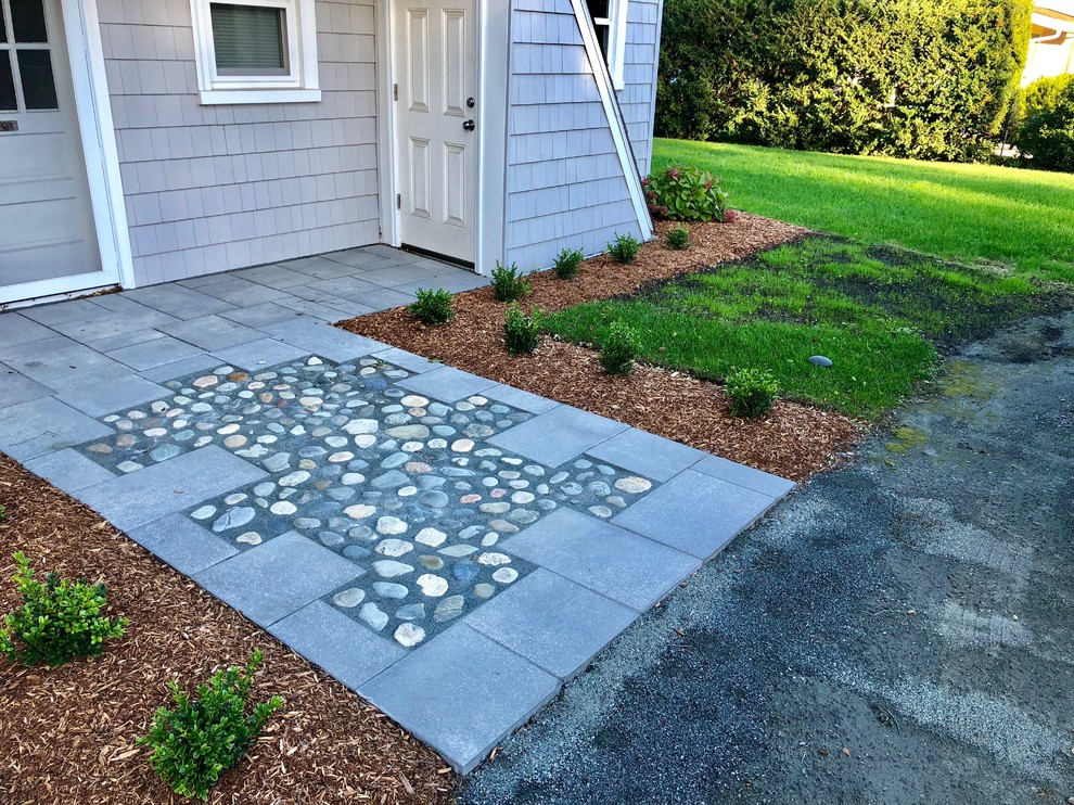 На фото: маленький двор на переднем дворе в стиле фьюжн с покрытием из каменной брусчатки для на участке и в саду с