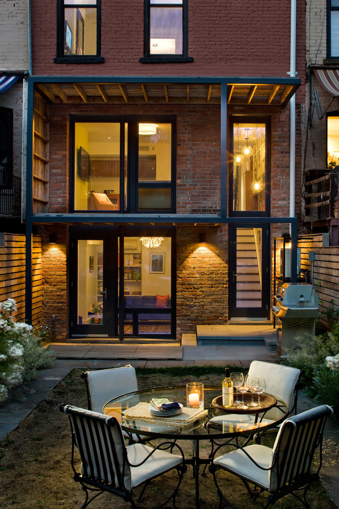 Пример оригинального дизайна: двор на заднем дворе в современном стиле с зоной барбекю