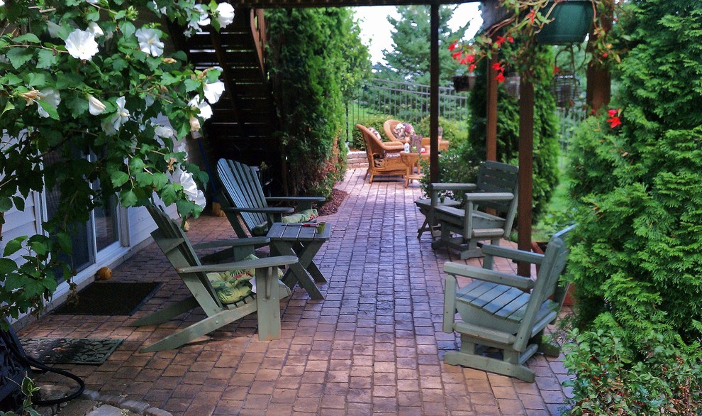 Example of a classic patio design in Detroit