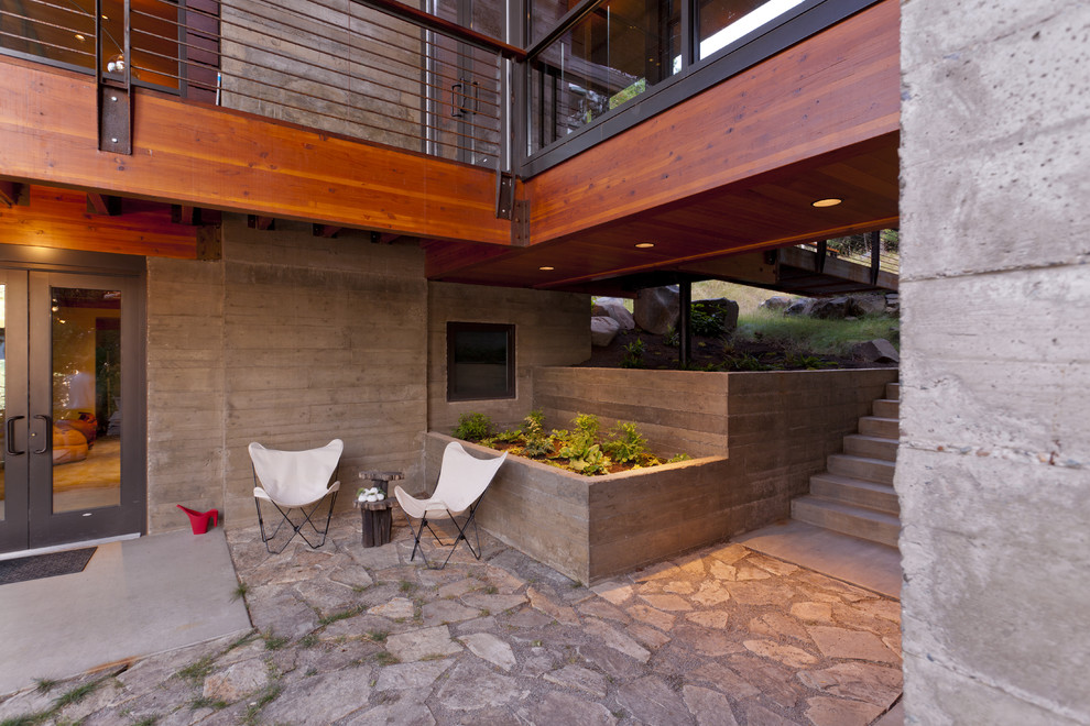 Idée de décoration pour une terrasse design avec des pavés en pierre naturelle et aucune couverture.
