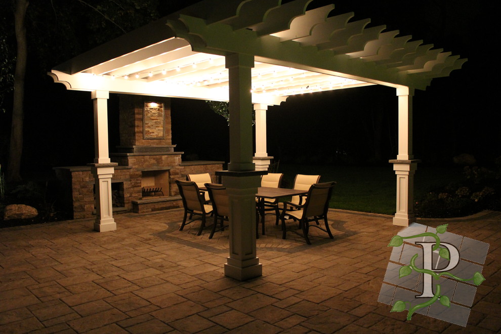 Foto de patio clásico grande en patio trasero con cenador y adoquines de hormigón
