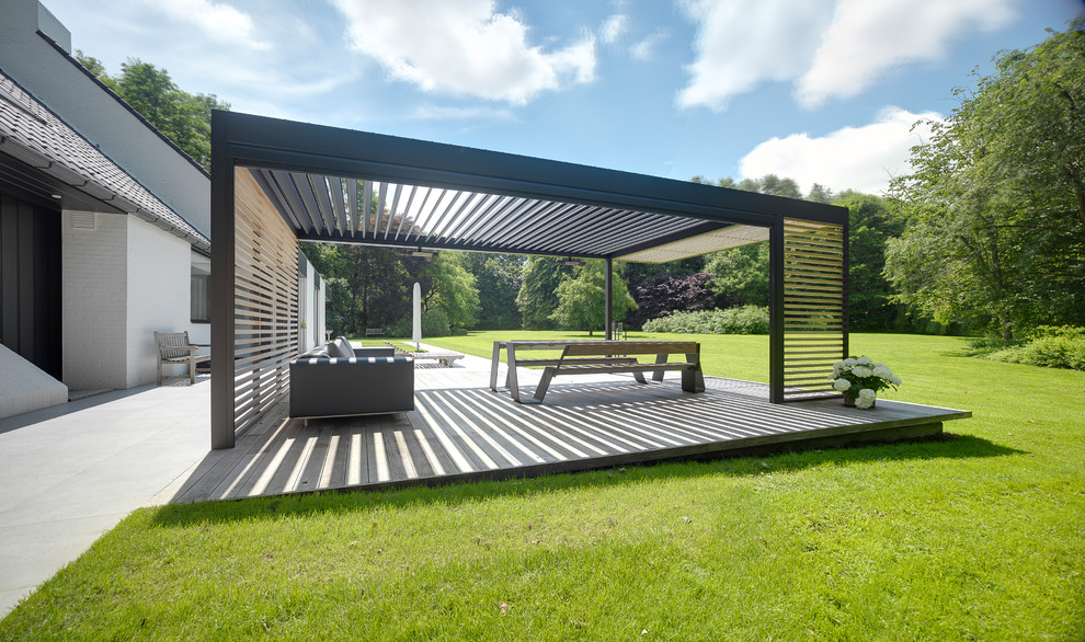 Design ideas for a contemporary patio in Buckinghamshire.