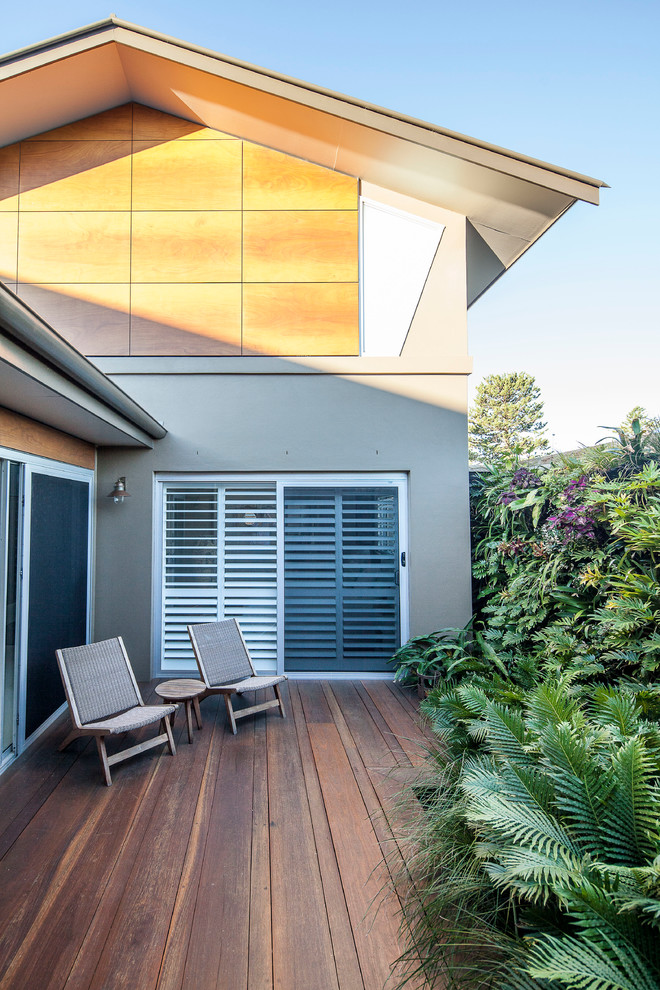 シドニーにあるラグジュアリーな広いトランジショナルスタイルのおしゃれな横庭のテラス (壁面緑化、デッキ材舗装、日よけなし) の写真