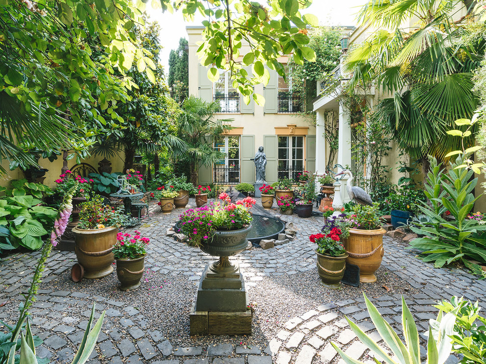 Ispirazione per un patio o portico vittoriano in cortile con un giardino in vaso, pavimentazioni in mattoni e nessuna copertura