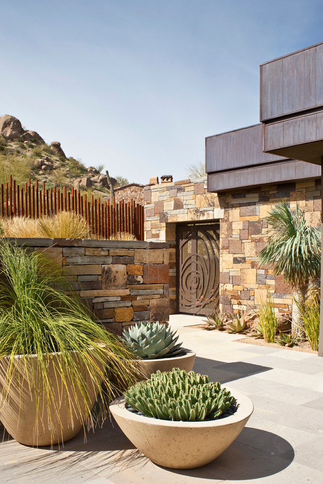 Großer, Unbedeckter Moderner Patio neben dem Haus mit Kübelpflanzen und Natursteinplatten in Phoenix