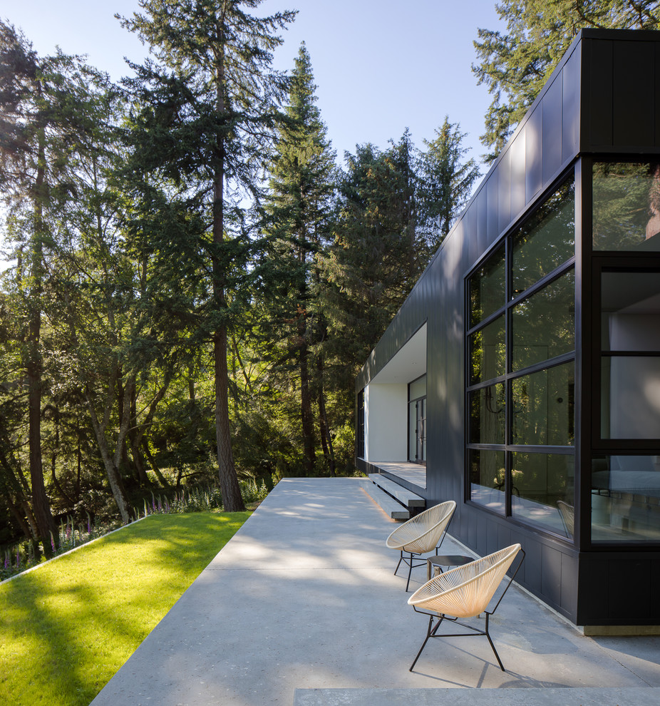 Réalisation d'une terrasse minimaliste avec une dalle de béton et aucune couverture.