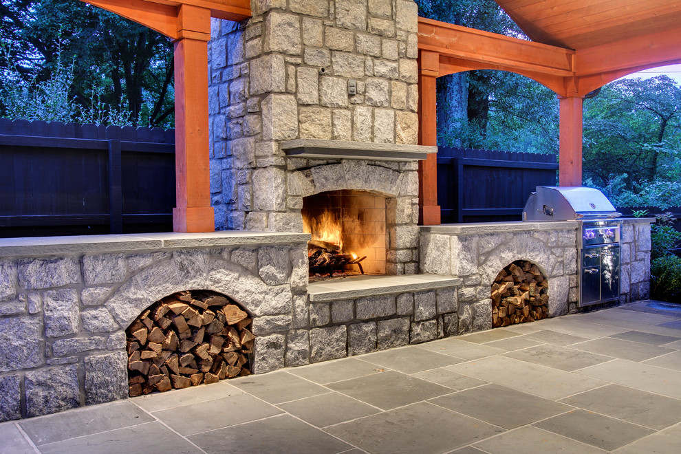 Пример оригинального дизайна: беседка во дворе частного дома среднего размера на заднем дворе в современном стиле с покрытием из каменной брусчатки и летней кухней