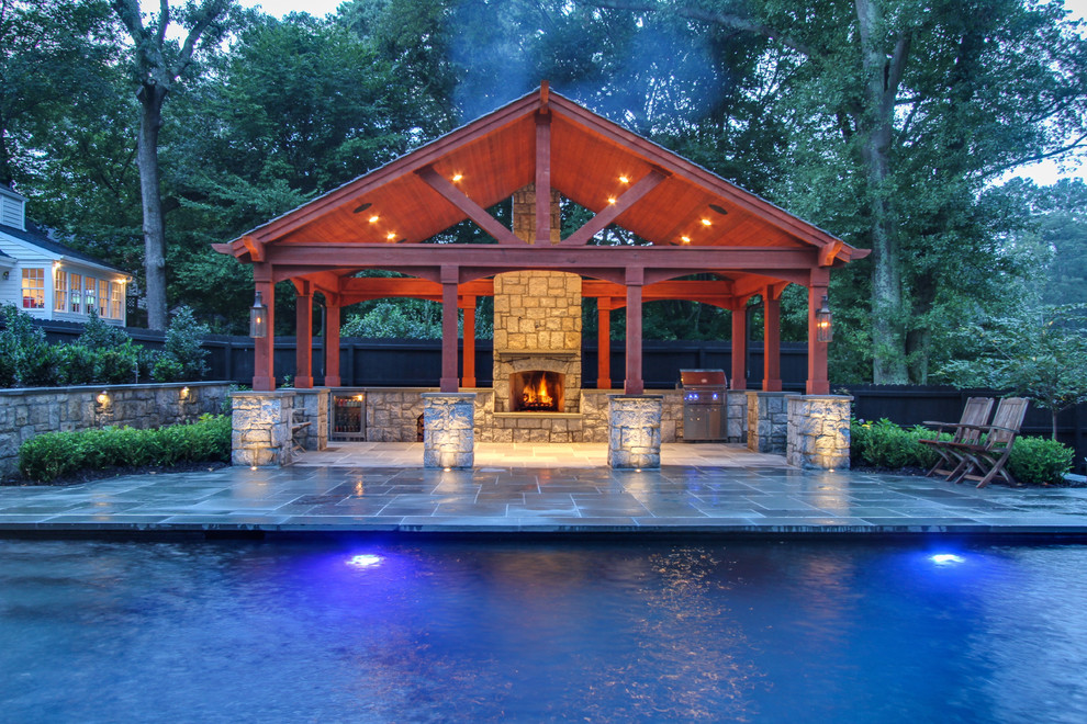Cette image montre une terrasse arrière design de taille moyenne avec des pavés en pierre naturelle, une cuisine d'été et un gazebo ou pavillon.