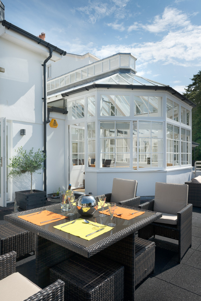 Свежая идея для дизайна: двор в викторианском стиле с зоной барбекю без защиты от солнца - отличное фото интерьера