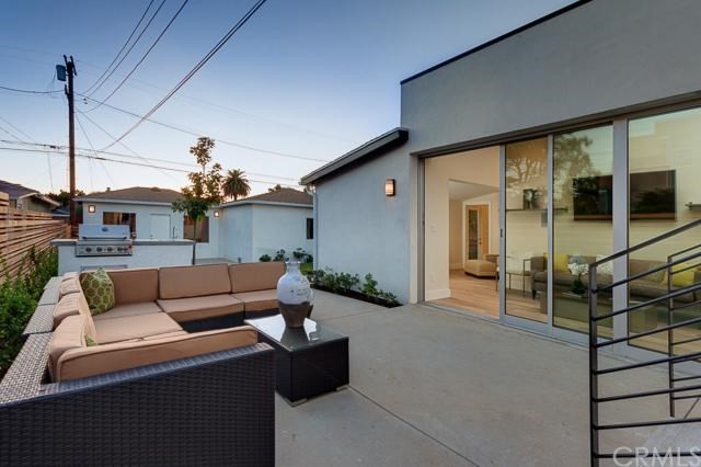 Small contemporary side patio in Los Angeles with concrete slabs and no cover.