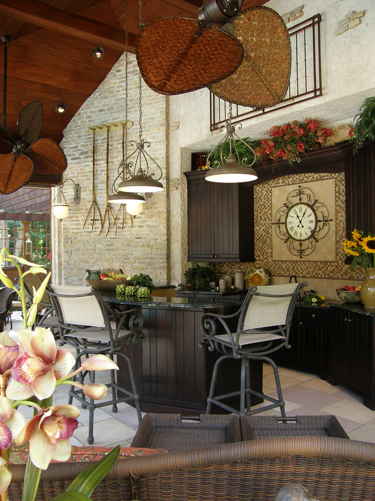 Geräumiger Mediterraner Patio hinter dem Haus mit Outdoor-Küche, Natursteinplatten und Gazebo in New York