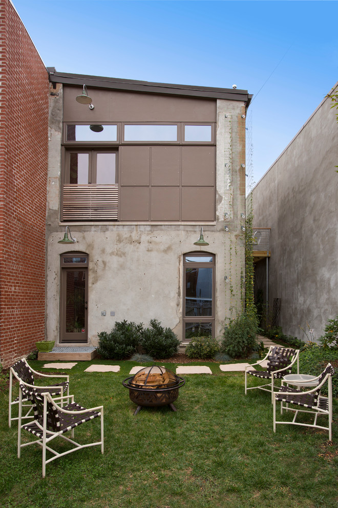 Idées déco pour une terrasse arrière contemporaine de taille moyenne avec un foyer extérieur, aucune couverture et des pavés en béton.