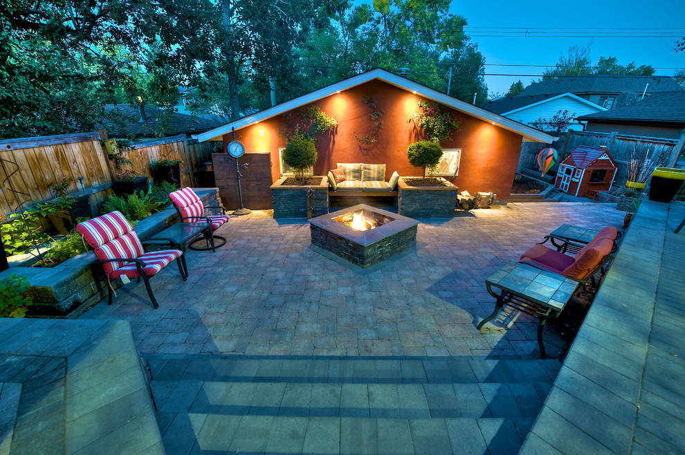 Kleiner, Unbedeckter Klassischer Patio hinter dem Haus mit Feuerstelle und Betonboden in Calgary