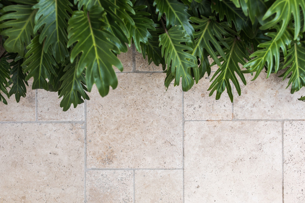 Kleine Mediterrane Pergola im Innenhof mit Natursteinplatten in Sydney