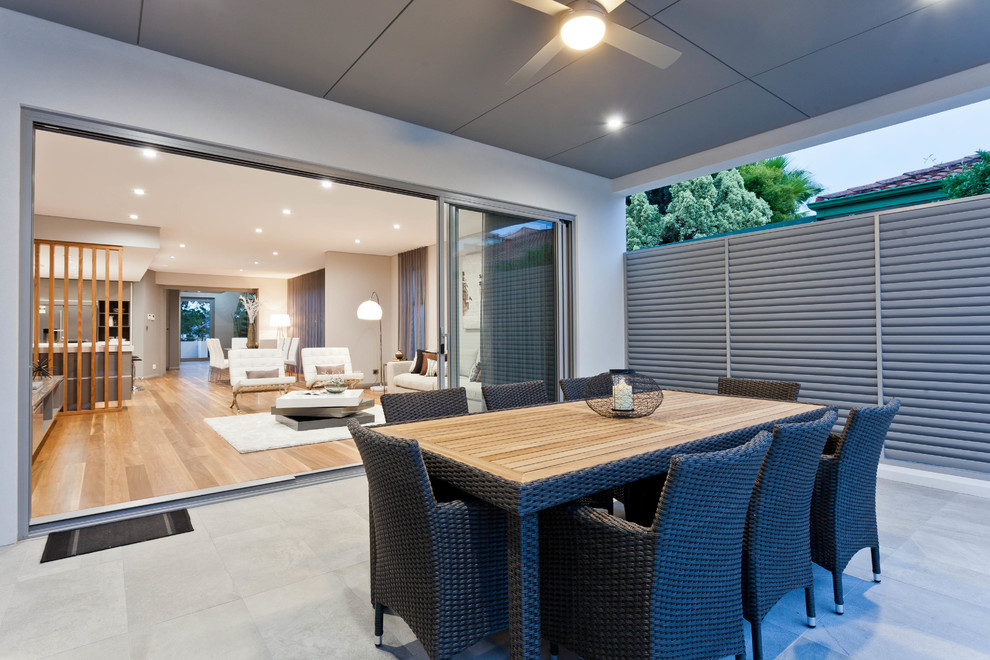 Идея дизайна: двор среднего размера на заднем дворе в современном стиле с летней кухней, мощением тротуарной плиткой и навесом